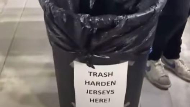 Ecco dove finiranno le magliette degli Houston Rockets con il nome di James Harden scartate dai tifosi (foto da YouTube)