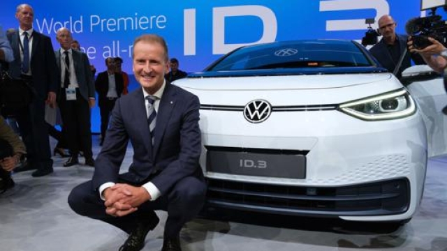 Il Ceo di VW Herbert Diess a fianco della nuova auto elettrica ID.3 (fot: Getty Images)