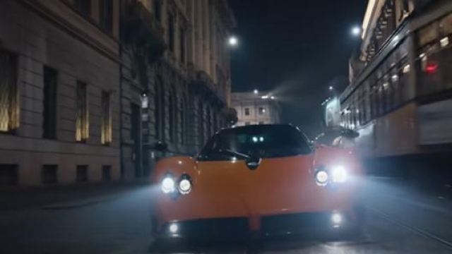 Il video di Pagani e Pirelli è ambientato lungo le strade deserte di Milano durante il coprifuoco