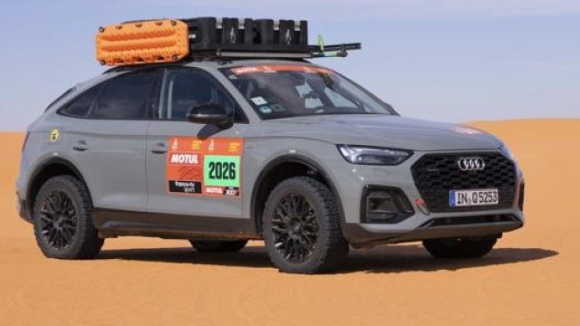 L’Audi Q5 Sportback utilizzata per questo test nel deserto con gomme tassellate e porta pacchi accessoriato