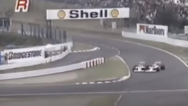 L’immagine frontale dell’incidente tra Senna (a sin) e Prost a Suzuka nel 1989