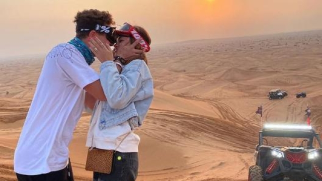 Lando Norris insieme alla fidanzata Luisinha Barosa Oliveira tra le dune di Dubai