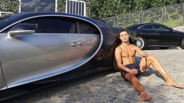 Cristiano Ronaldo assieme alla sua Bugatti Chiron (foto @cristiano)
