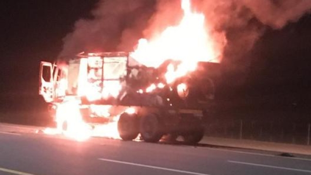 Un camion assistenza a fuoco durante il trasferimento da Gedda a Ha’Il