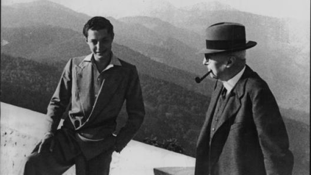 Il giovane Gianni Agnelli nel 1940 col nonno Giovanni, fondatore della Fiat