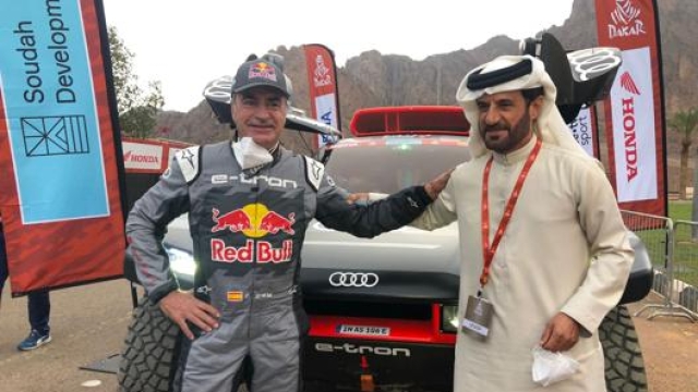 Il presidente Fia, Mohammed ben Sulayem, con Carlos Sainz, pilota Audi alla Dakar