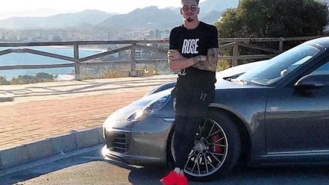 Samu Castillejo si gode il panorama insieme alla sua Porsche (foto @samucastillejo)