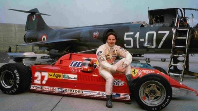 Villeneuve in posa sulla sua Ferrari dinanzi all’F-104: è il 21 novembre 1981
