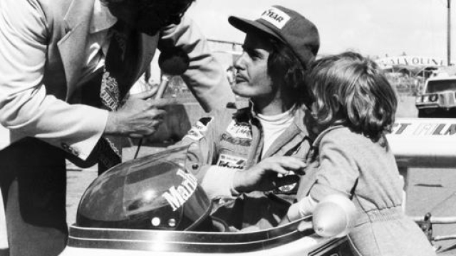 Gilles Villeneuve e il figlio Jacques nel 1974. Getty