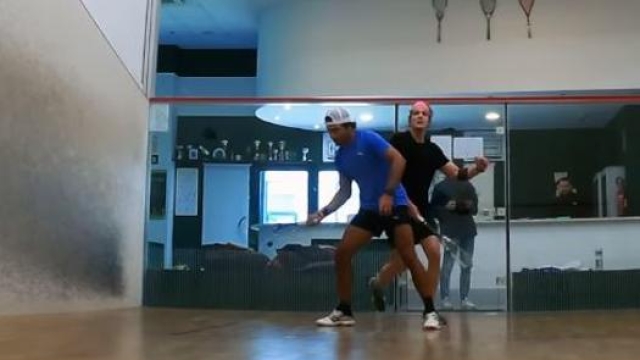Carlos Sainz, 27 anni, impegnato durante lo scambio a squash