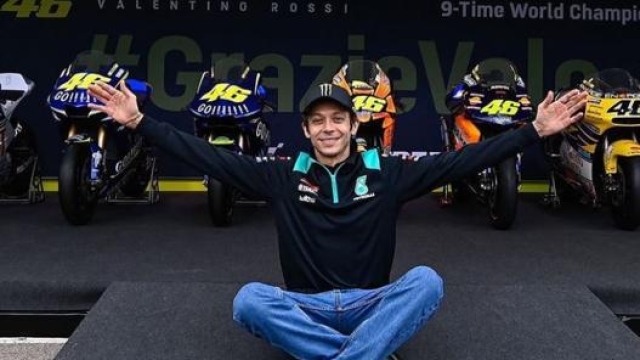 Rossi posa con le moto che lo hanno accompagnato nella conquista dei suoi nove titoli iridati (foto @valeyellow46)