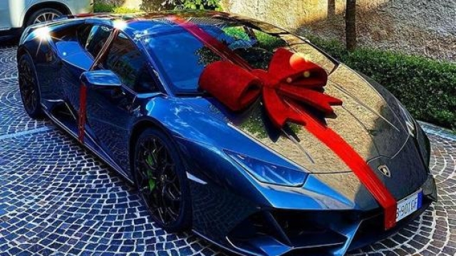 Il regalo per il compleanno di Lorenzo Insigne nel giugno 2020: una Lamborghini Huracan Evo (foto @nicolapezzellaofficial)