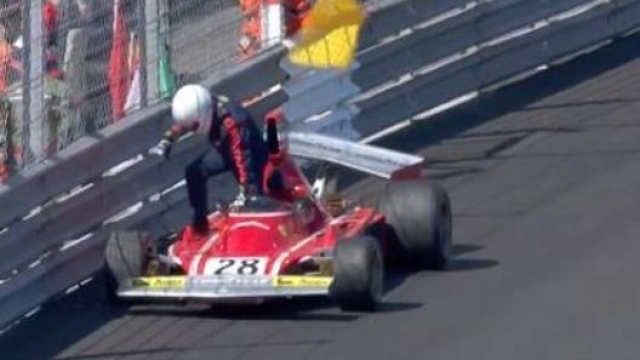 Che combini René? Arnoux va a muro con la Ferrari durante le qualifiche (foto @ACM_Media)