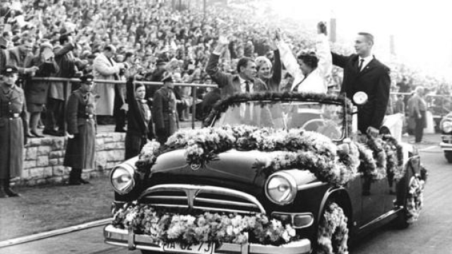 Valentina Tereskova portata in trionfo per le strade di Berlino Est. C’è anche Jurij Gagarin