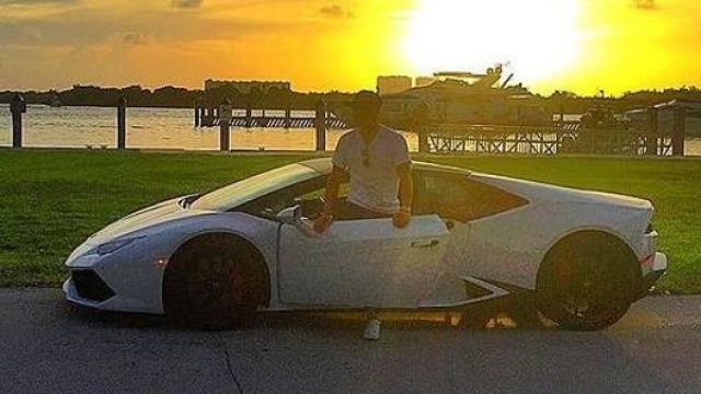 Alexis Sanchez si gode il panorama con la sua Lamborghini Huracan (foto @alexis_officia1)