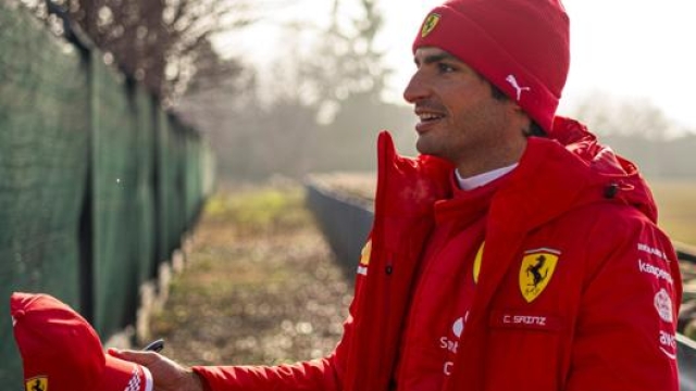 Carlos Sainz firma cappellini a Fiorano