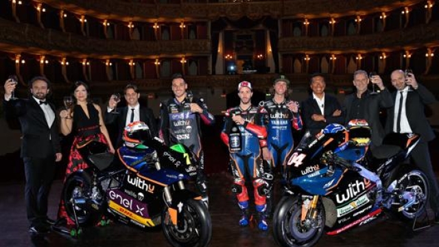 Foto di gruppo per il nuovo WithU Yamaha RNF MotoGP Team