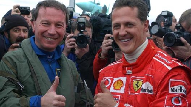 Maurizio Cheli e Michael Schumacher all’aeroporto di Grosseto. Ap