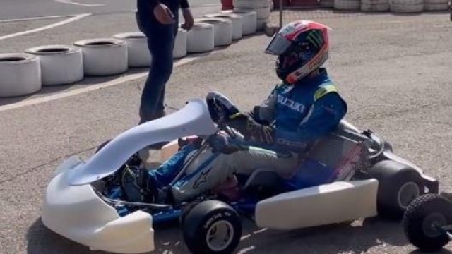 Alex Rins a bordo del kart di Fernando Alonso (foto IG Stories @alexrins)