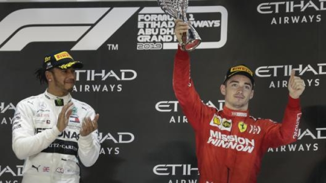 Lewis Hamilton e Charles Leclerc sul podio di Abu Dhabi. Ap