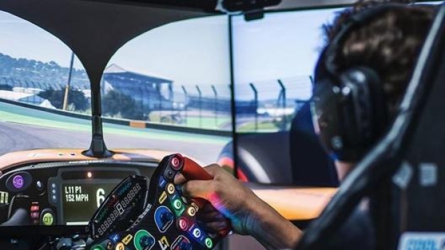 Norris è un grande appassionato della guida virtuale. Oltre all’allenamento al simulatore, Lando si diverte anche con vari giochi di guida online (foto @landonorris)