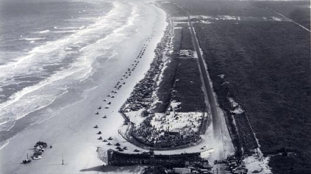Daytona Beach nel 1955: le gare in auto si svolgevano tra strada e spiaggia. Rolex/ISC Archives via Getty Images