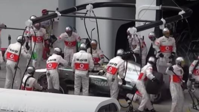 Hamilton, ma che combini? Lewis in Mercedes si ferma al box della McLaren durante il GP Malesia 2013