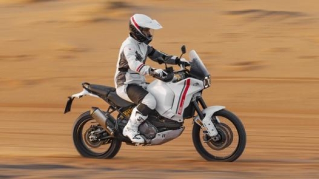Antoine Meo a tutta velocità sulla Ducati DesertX