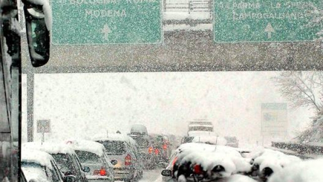 La chiusura di alcuni tratti autostradali può essere richiesta per favorire la rimozione di accumuli di neve. Ansa