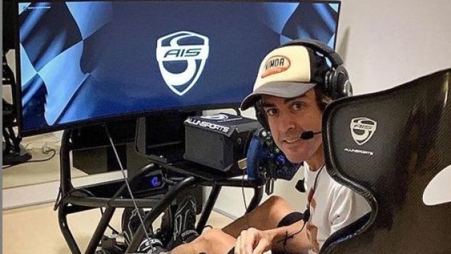 Alonso si cimenta anche nella guida al simulatore (foto @fernandoalo_oficial)