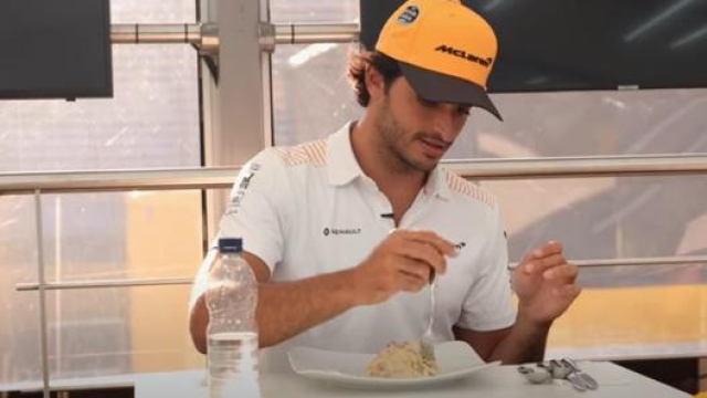 A Sainz piace anche la cucina italiana: la carbonara è uno dei suoi piatti preferiti (foto YouTube McLaren)