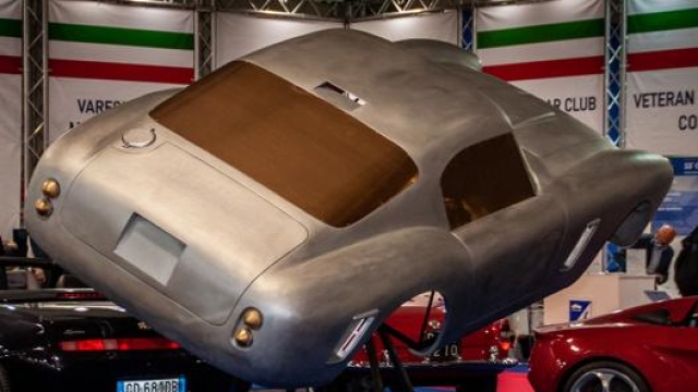 Una scocca in alluminio interamente battuta a mano della Ferrari 250 GT Berlinetta "Passo Corto" del 1959, esposta a Milano AutoClassica con la collaborazione di ModenArt