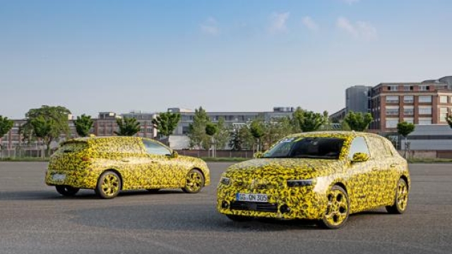 La nuova Opel Astra, due prototipi camuffati in fase di collaudo