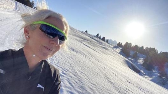 Angela è un’amante dello sport all’aria aperta. Apprezza le passeggiate in montagna (foto @cullen_angela)