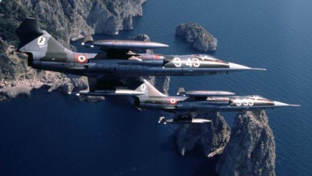 Due F-104  in volo su Capri, in una foto di repertorio. Sulla coda sempre lui: il Cavallino simbolo dell’eccellenza italiana. AM
