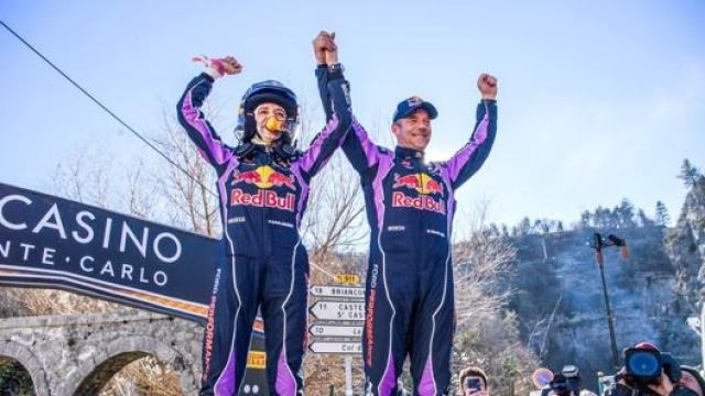 Isabelle Galmiche alza le braccia al cielo assieme a Sebastien Loeb dopo la vittoria del Rally di Montecarlo. Foto: Wrc