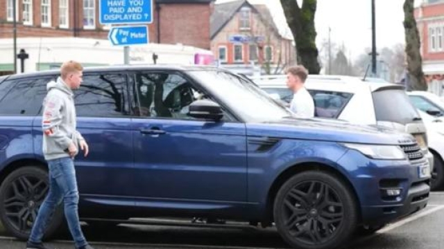 De Bruyne vicino al suo Range Rover Sport (foto YouTube)