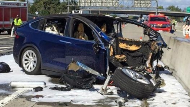 La Tesla Model X coinvolta nell'incidente accaduto in California il 23 marzo 2018 a seguito del quale si è incendiata. Ap