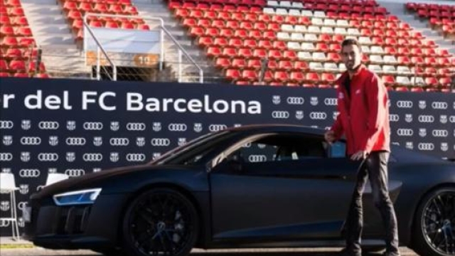 Sergio Busquets sfoggia la sua Audi R8 (foto YouTube)