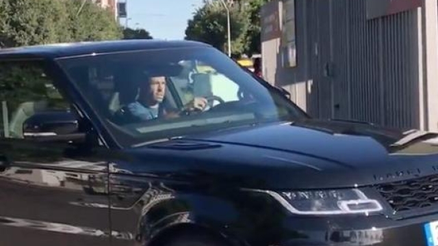 Jordi Alba al volante del suo Range Rover: il terzino spagnolo ha ottenuto da poco la patente (foto @FCBarcelonaFI)