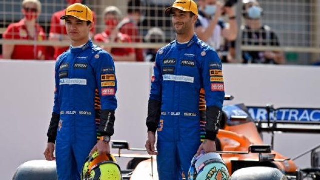Da sinistra Lando Norris e Daniel Ricciardo, confermati in McLaren nel 2022. Afp