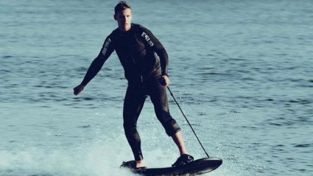 Quartararo si diverte nel tempo libero con l’e-surf. Da poco ne è diventato anche brand ambassador (foto @fabioquartararo20)