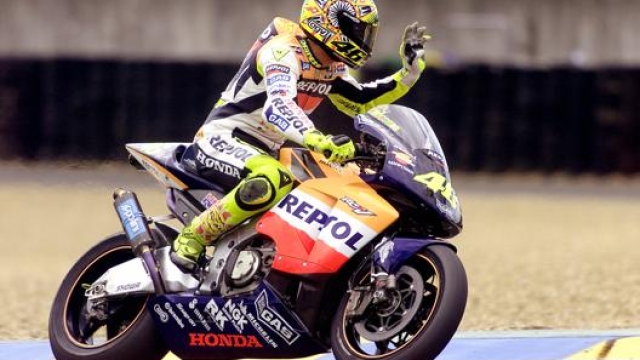 Rossi aveva debuttato in 500 proprio con la casa di Tokyo nel 2000 e nei tre anni seguenti aveva conquistato altrettanti titoli iridati