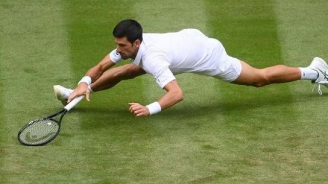 L’elasticità è una componente fondamentale nel gioco di Djokovic, fatto di allunghi e recuperi al limite dell’impossibile (foto @djokernole)