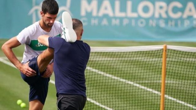 Per mantenere un fisico tonico e flessibile come quello di Djokovic, serve anche un preparatore straordinario come Ulises Badio (foto @uli.physio)