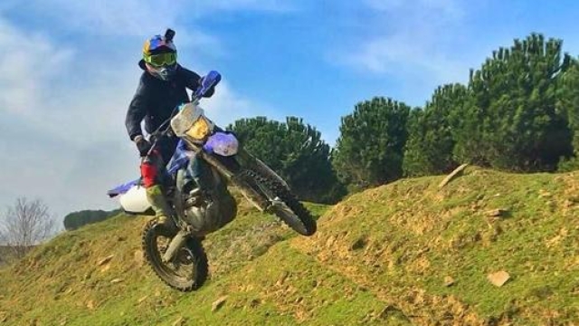 Razgatlioglu trascorre molto tempo in moto tra enduro, motocross e moto su pista (foto @toprak_tr54)