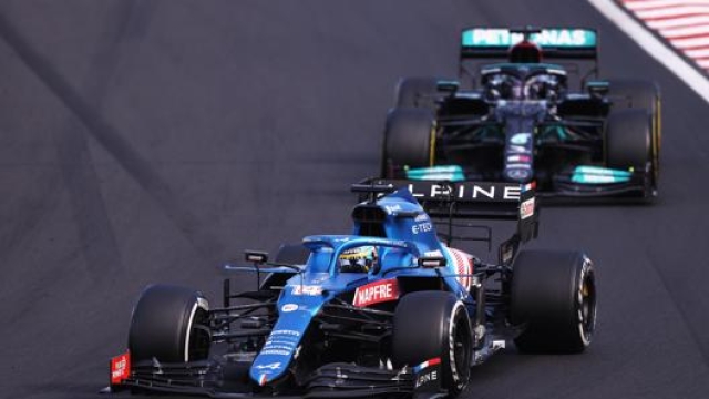 Alonso duella con Hamilton nel GP Ungheria. Getty