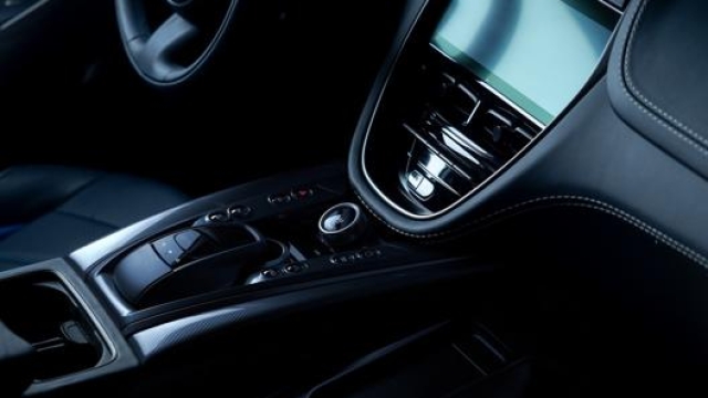 Gli interni della nuova Aston Martin Dbx707 sono arricchiti da dettagli in fibra di carbonio