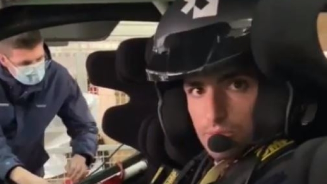Carlos Sainz jr al volante del Suv elettrico (IG Stories @carlossainz55)