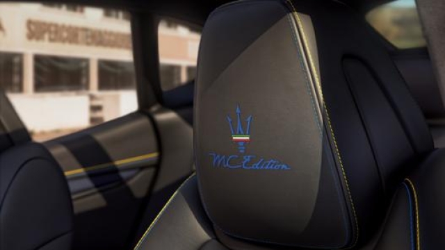 Il dettaglio dei badge sui sedili della Maserati Levante. Le cuciture, invece, sono un omaggio alla città di Modena
